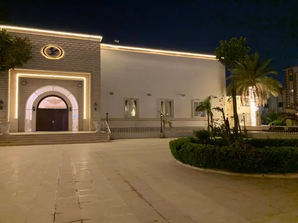 المدخل الرئيسي لقاعة يارا مساءً بإضاءة دافئة